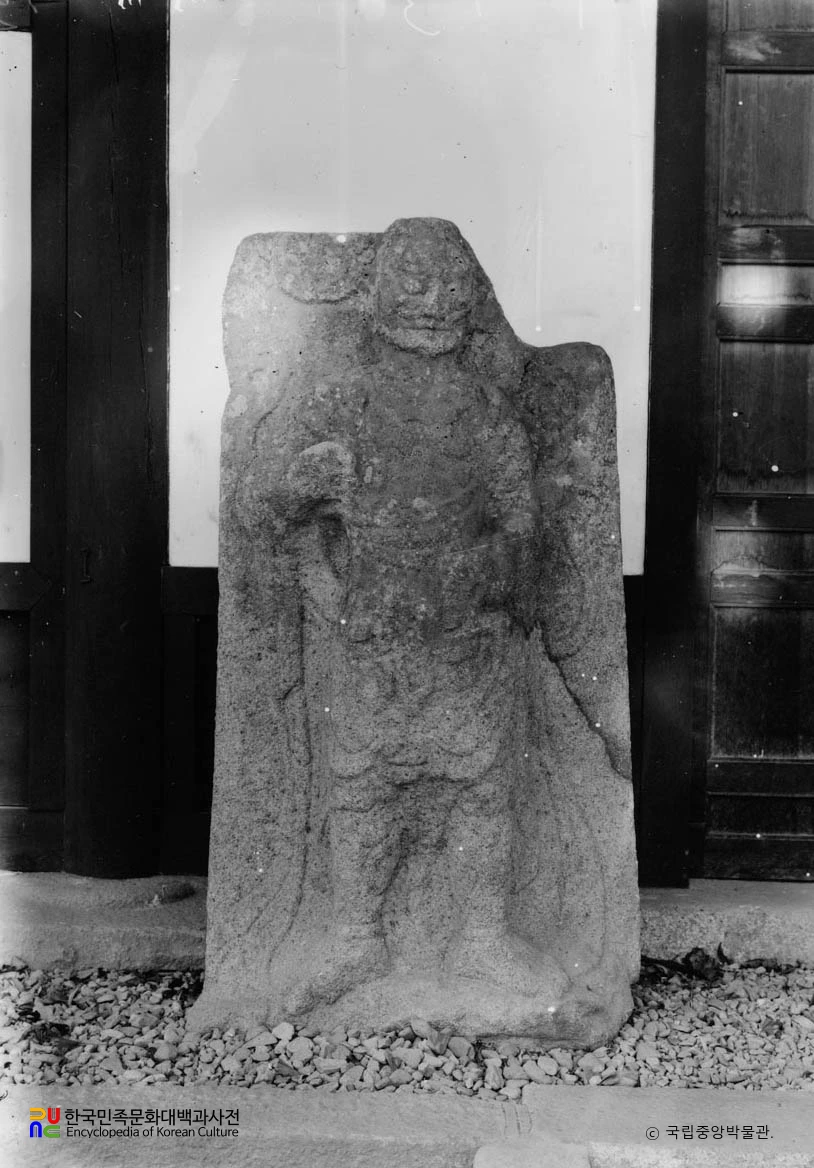 경북 경주 구황동 폐사지 출토 석조인왕상