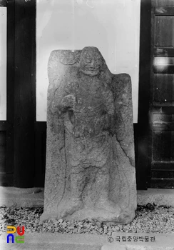 경북 경주 구황동 폐사지 출토 석조인왕상