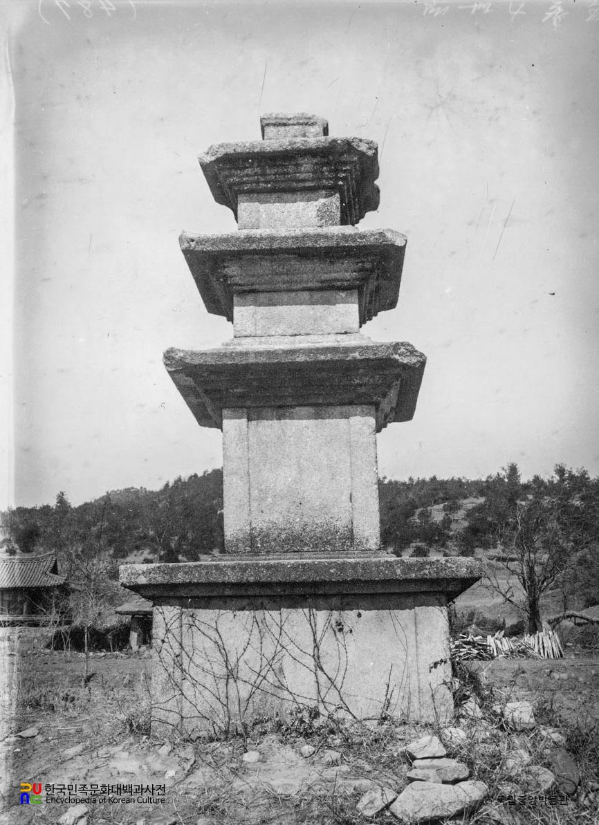 봉화 서동리 동ㆍ서 삼층석탑 중 서탑 정면