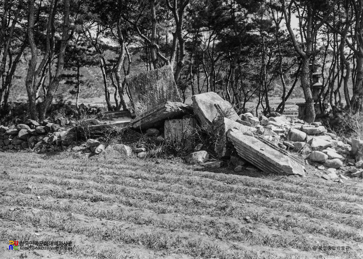 합천 월광사지 동삼층석탑 붕괴 상태