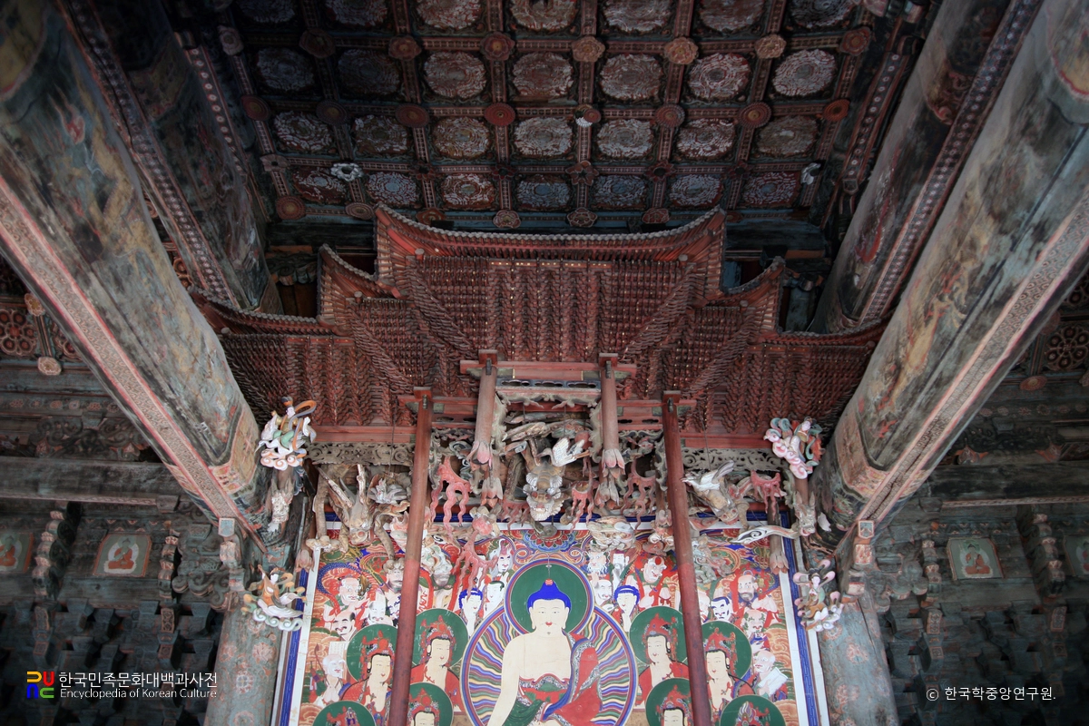 부산 범어사 대웅전 닫집 정면