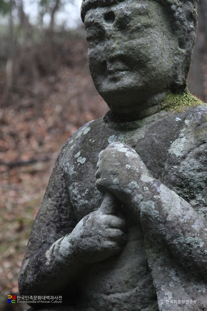 합천 죽고리 삼존석불 중 본존불의 수인