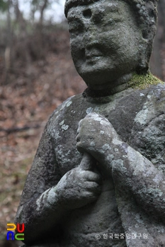 합천 죽고리 삼존석불 중 본존불의 수인