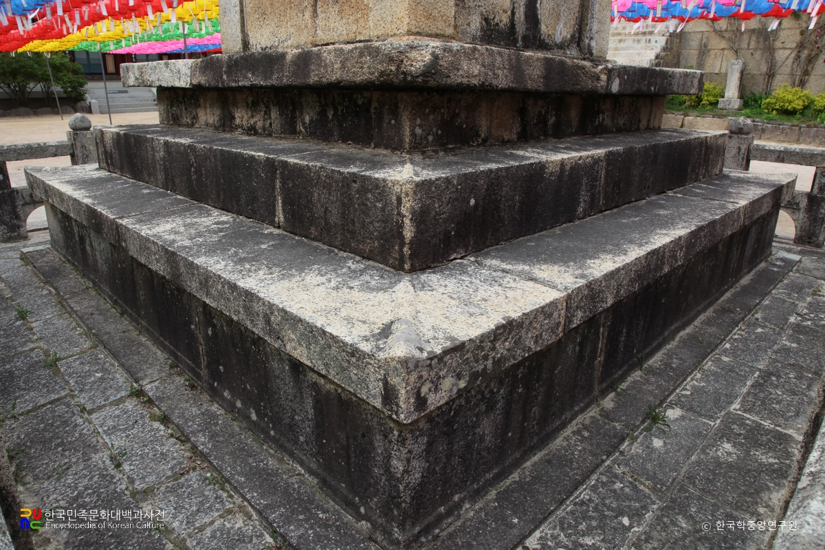 합천 해인사 삼층석탑의 기단부