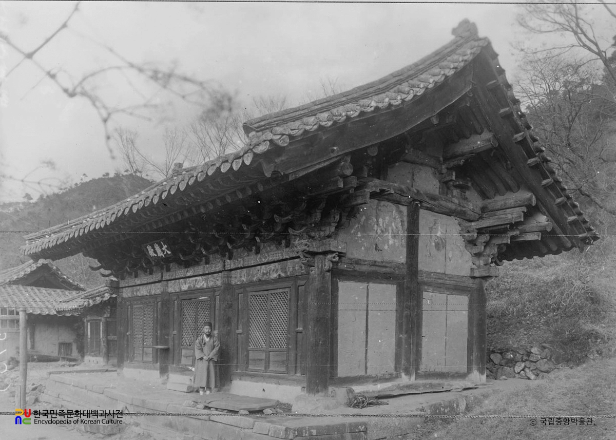 강원 고성 유점사 중 능인보전 좌측면