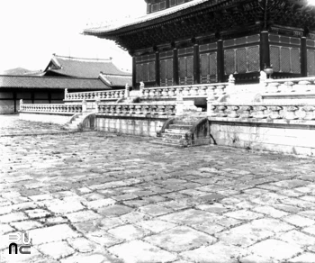 서울 경복궁 근정전 우측면 월대