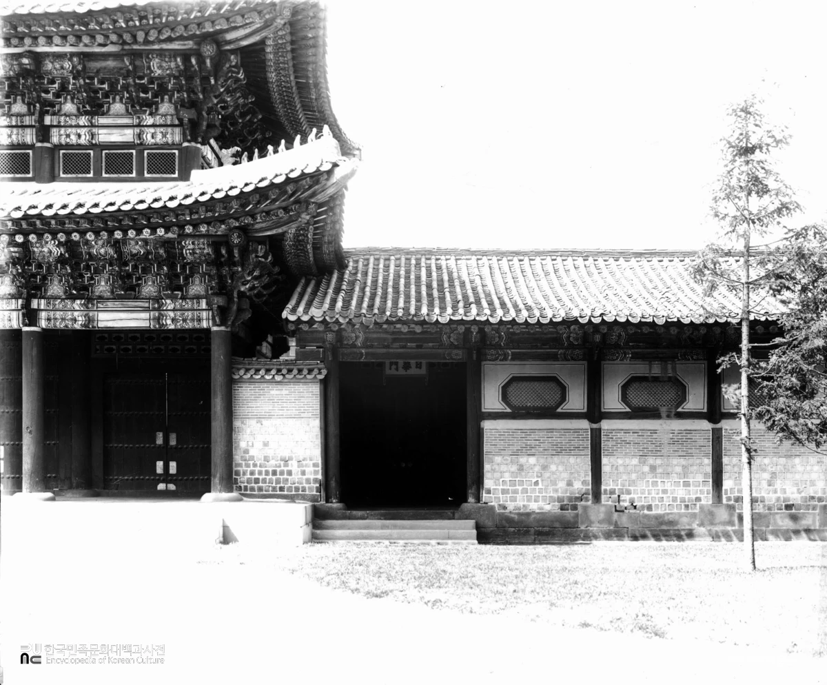 서울 경복궁 근정문 및 행각 중 동월랑과 일화문