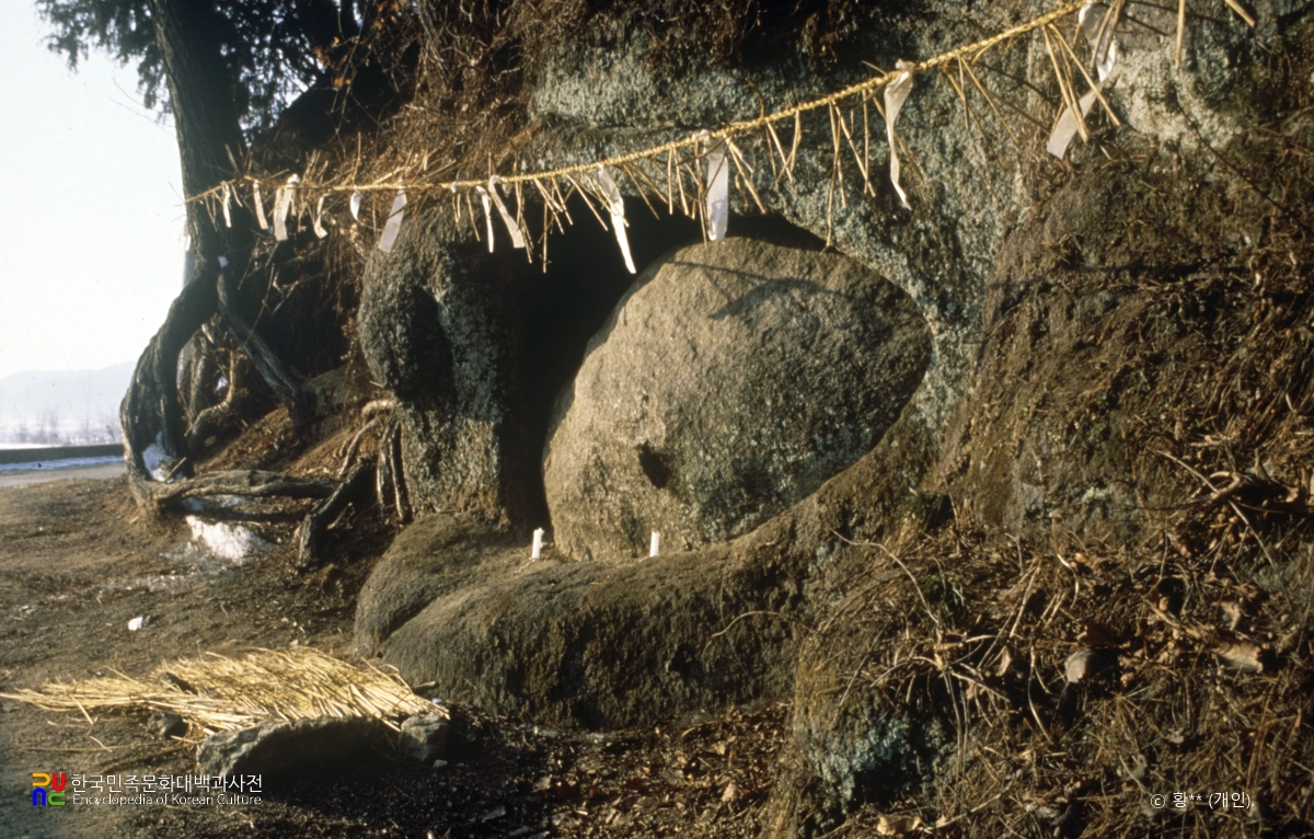 공알바위 및 금줄