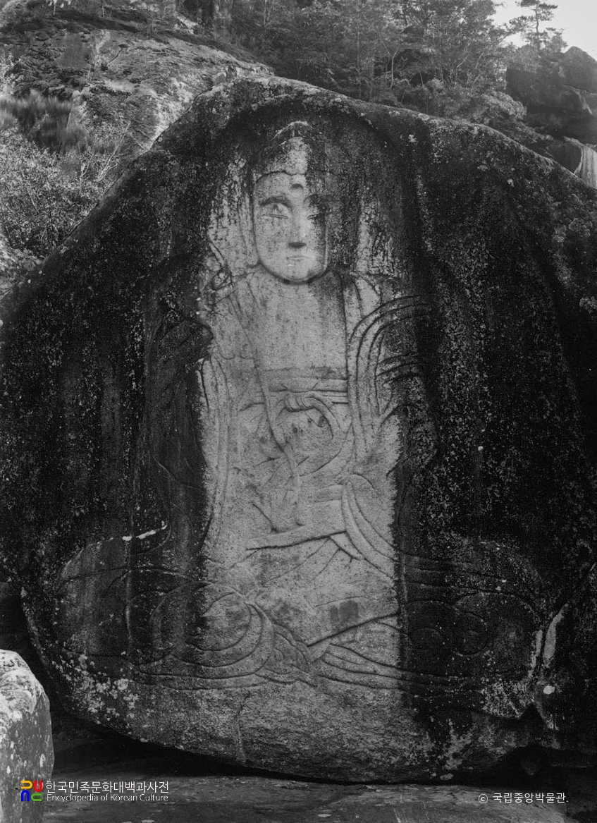 문경 봉암사 마애보살좌상