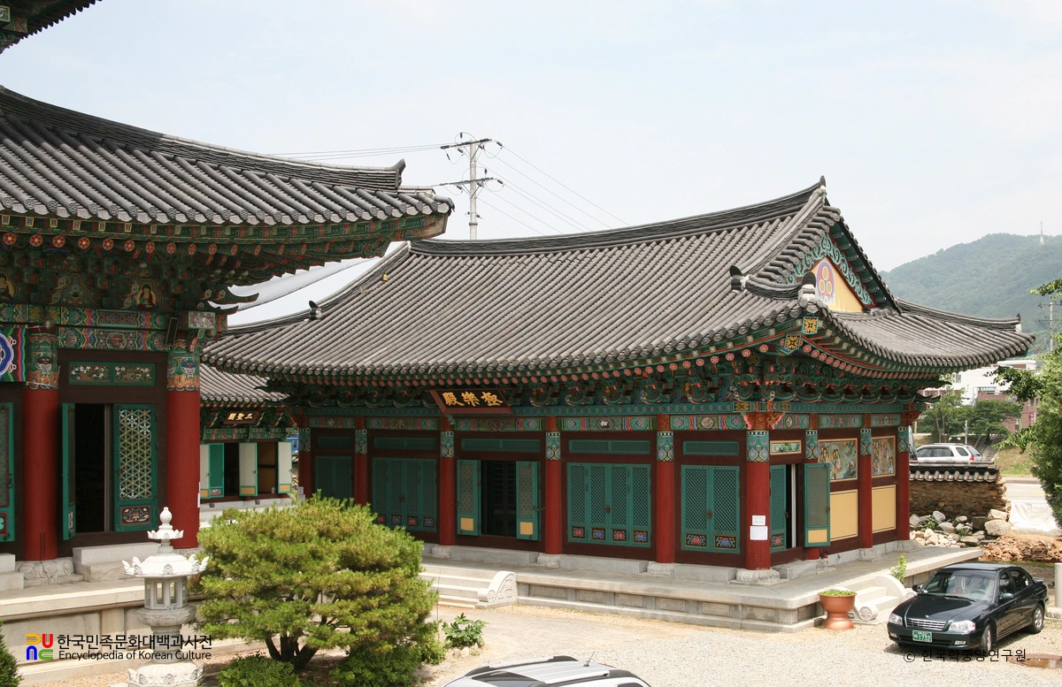 청주 용화사 극락전