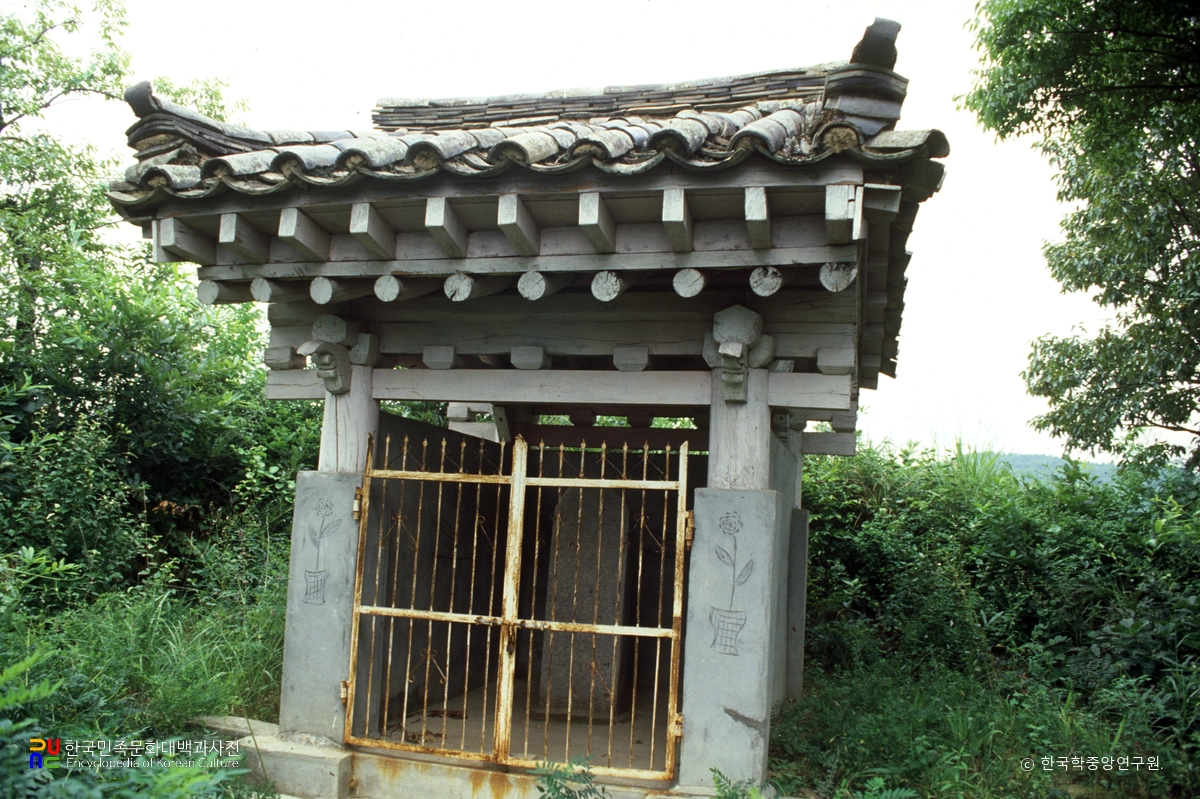 군위 장군당 비각 정측면
