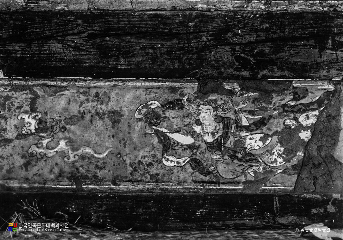 예산 수덕사 대웅전 포벽 비천