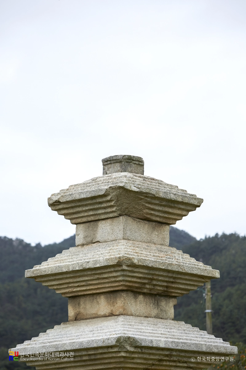 경주 남산동 동서삼층석탑 중 동삼층석탑 탑신부 후측면