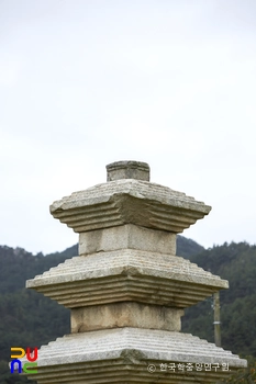 경주 남산동 동서삼층석탑 중 동삼층석탑 탑신부 후측면