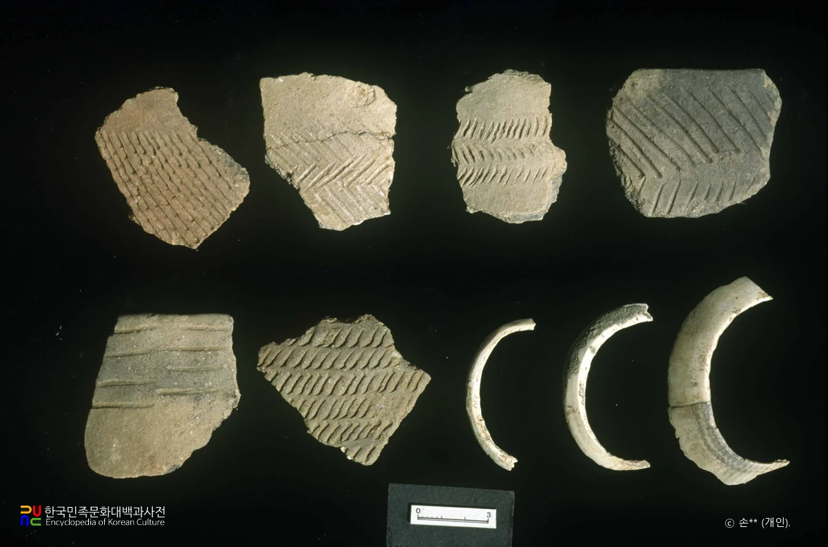 토기 조각 및 팔찌 / 금굴 유적(제6문화층) 출토