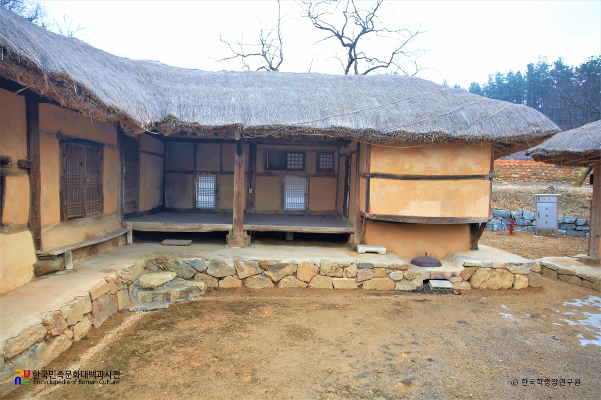 이천 어재연 고택 안채 대청마루와 건넌방