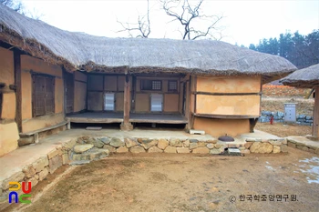 이천 어재연 고택 안채 대청마루와 건넌방