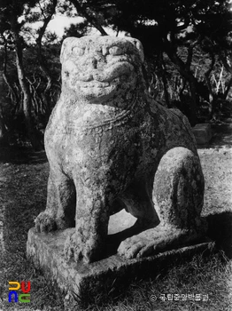 경주 신라 흥덕왕릉 앞 왼쪽 석사자상
