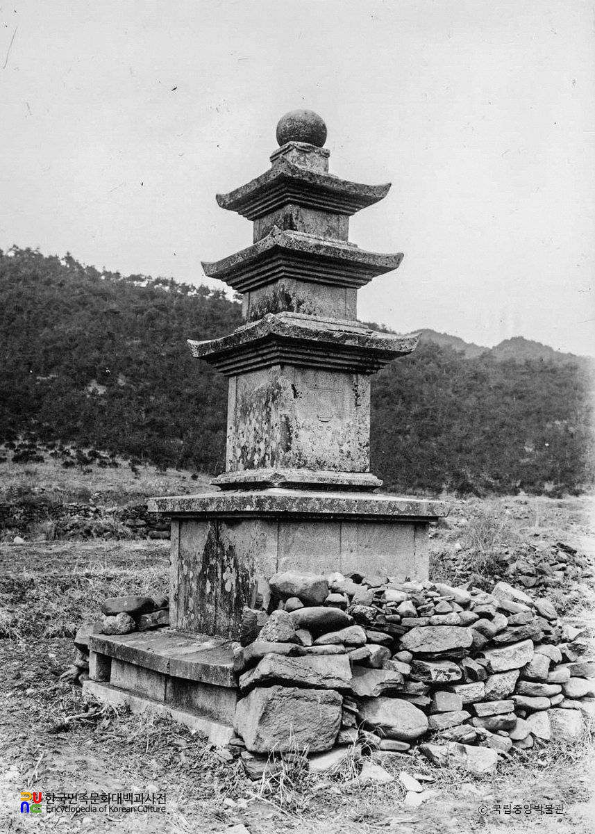 보령 성주사지 서 삼층석탑 정측면