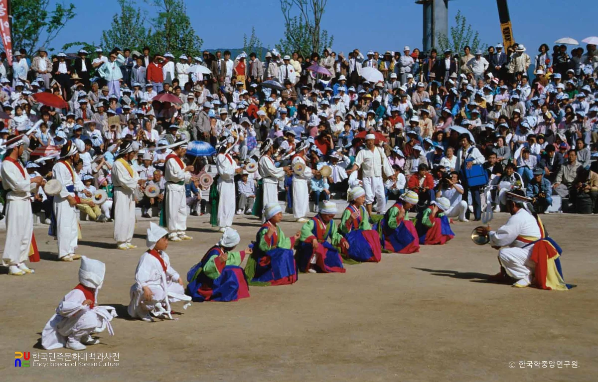 꽹과리 치는 모습