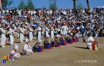 꽹과리 치는 모습