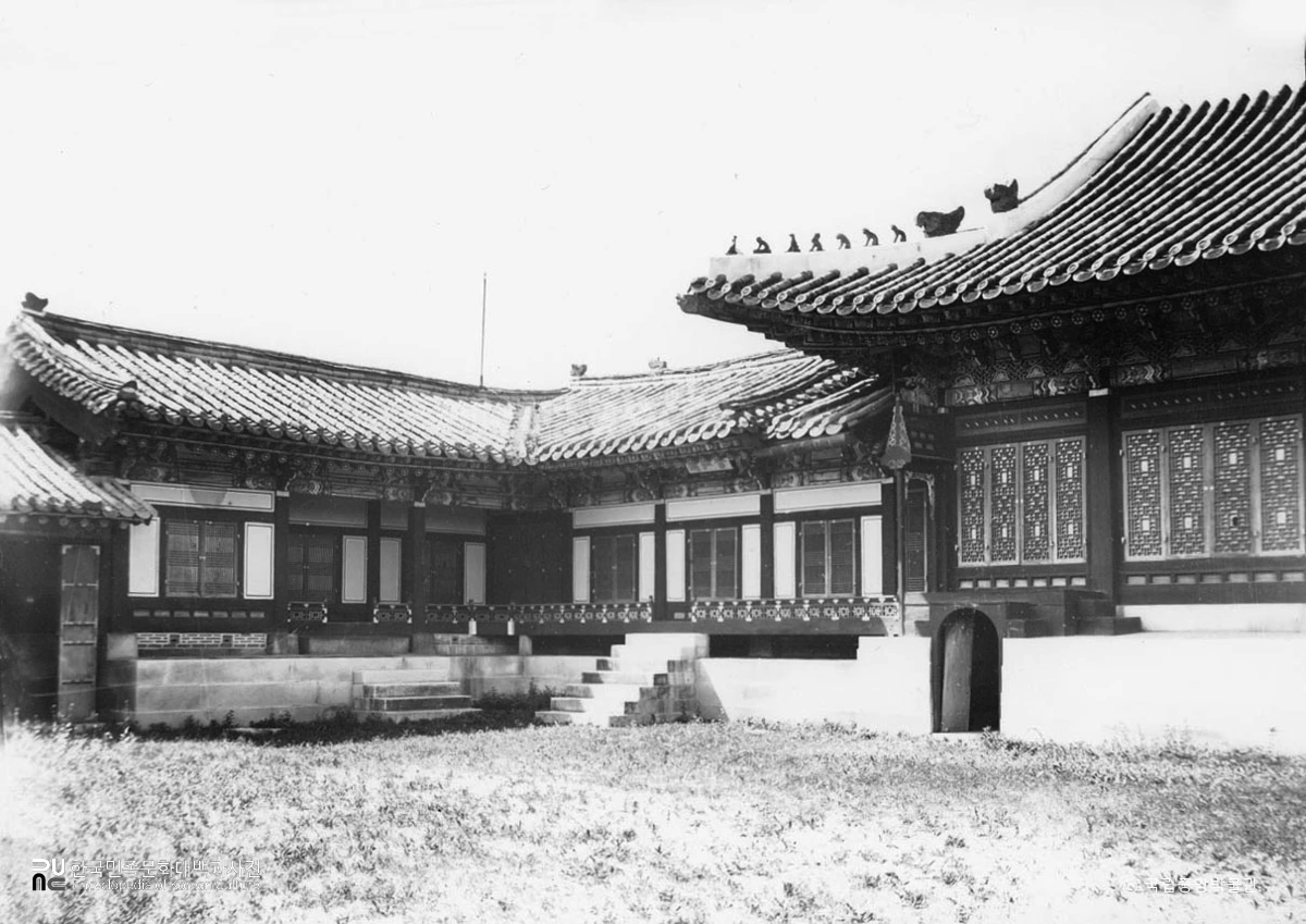 서울 경복궁 중 교태전의 함홍각 전경