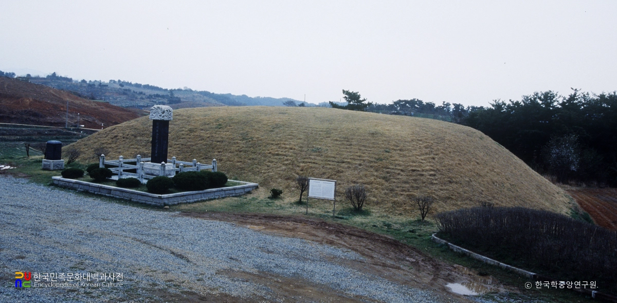 사천 조명군총 전경