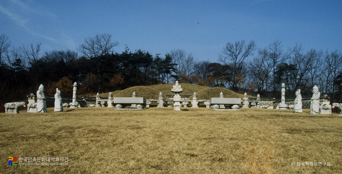 구리 동구릉 중 조선 영조와 정순왕후 원릉 능침 정면