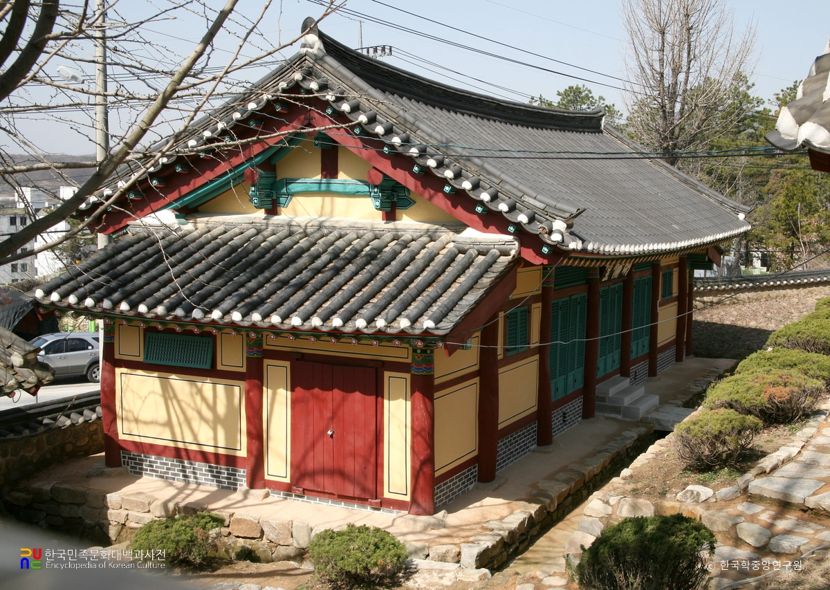 음성향교 명륜당 측면
