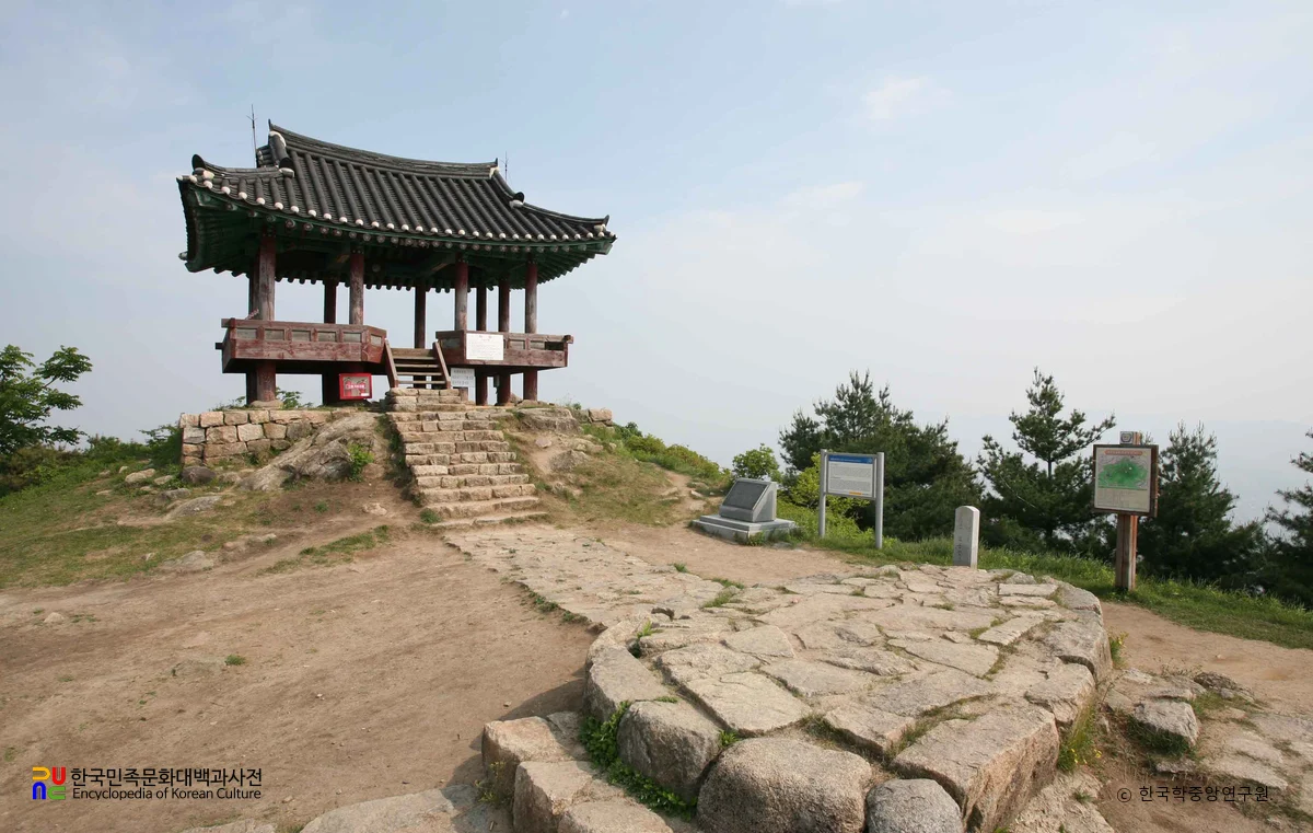 대전 보문산성 누각 전경