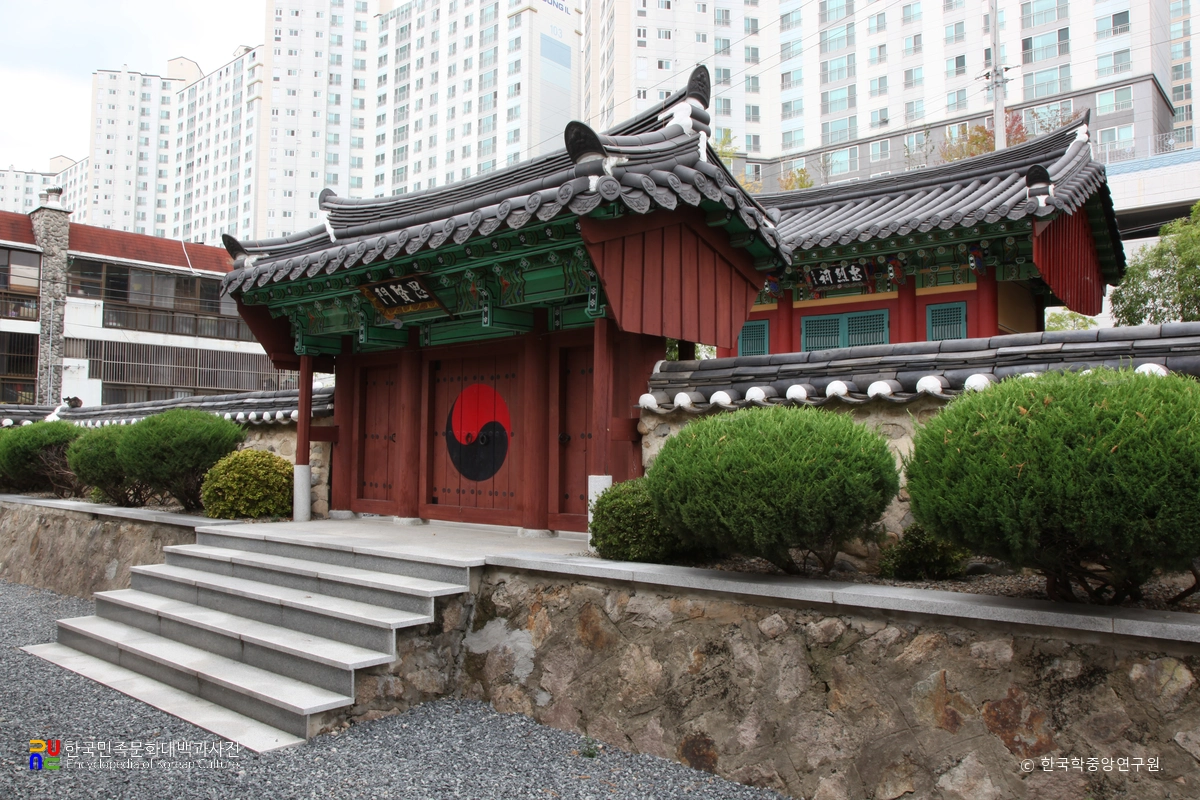 양산 송담서원 내삼문과 충렬사