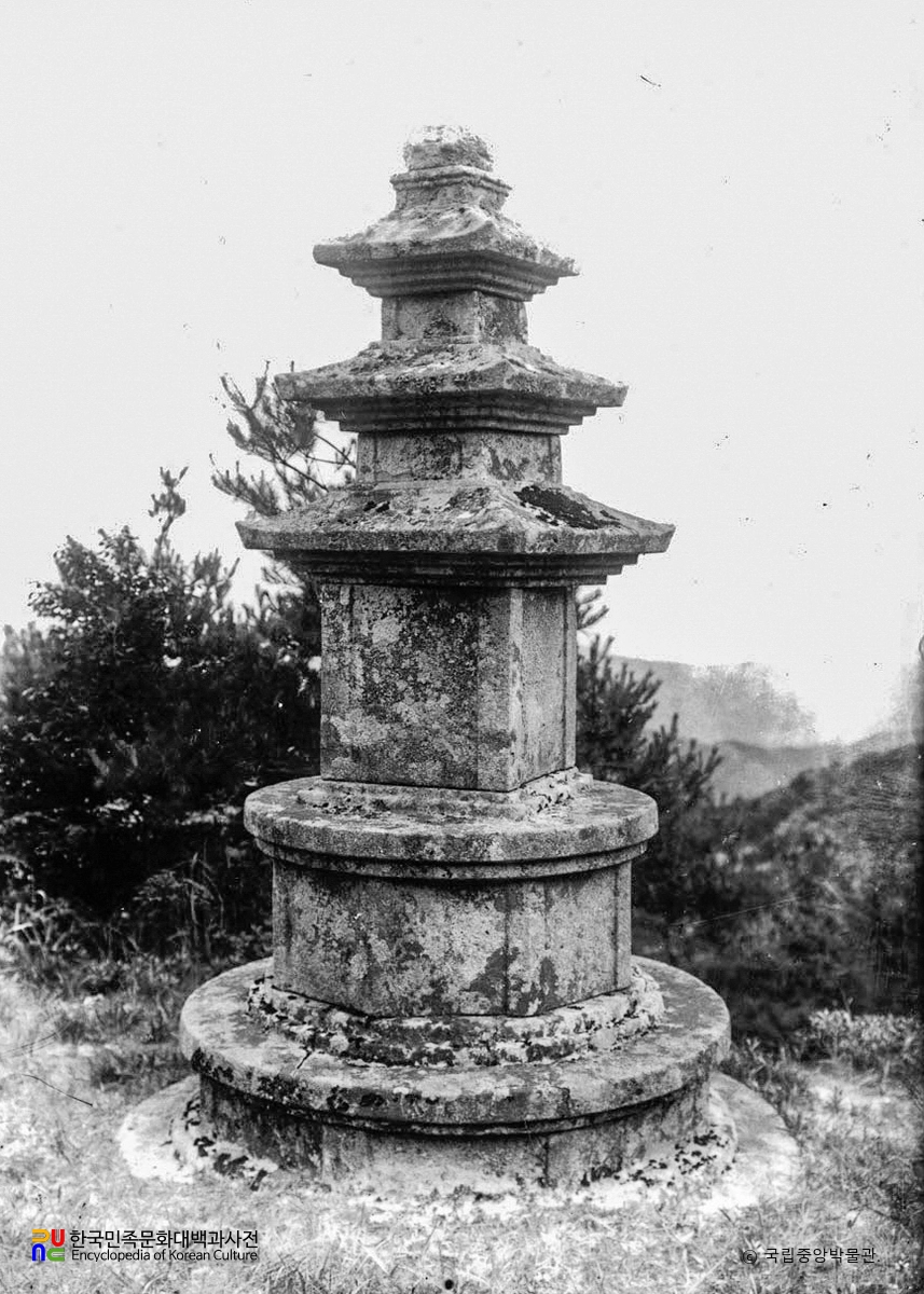 경주 석굴암 삼층석탑 서북면