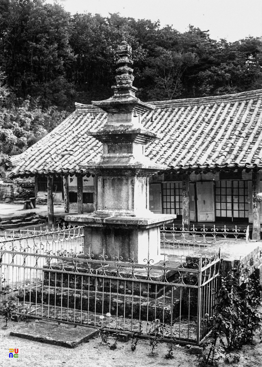 대구 동화사 금당암 동ㆍ서 삼층석탑 중 동탑