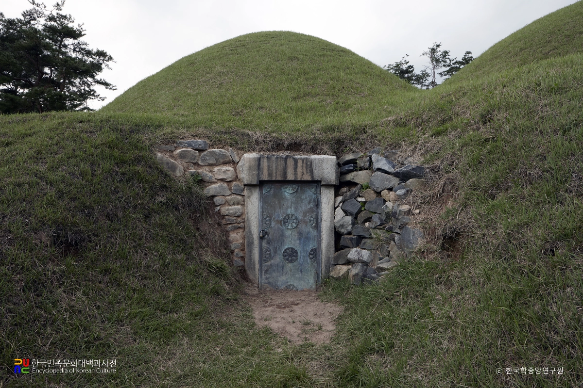 공주 송산리 고분군 중 4호분 입구 정면