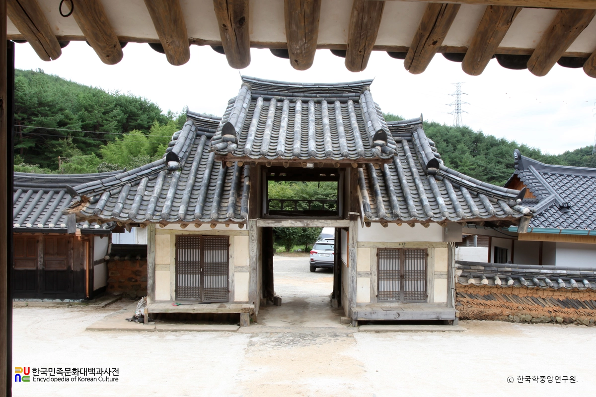 경남 고성 도연서원 중 외삼문 후면