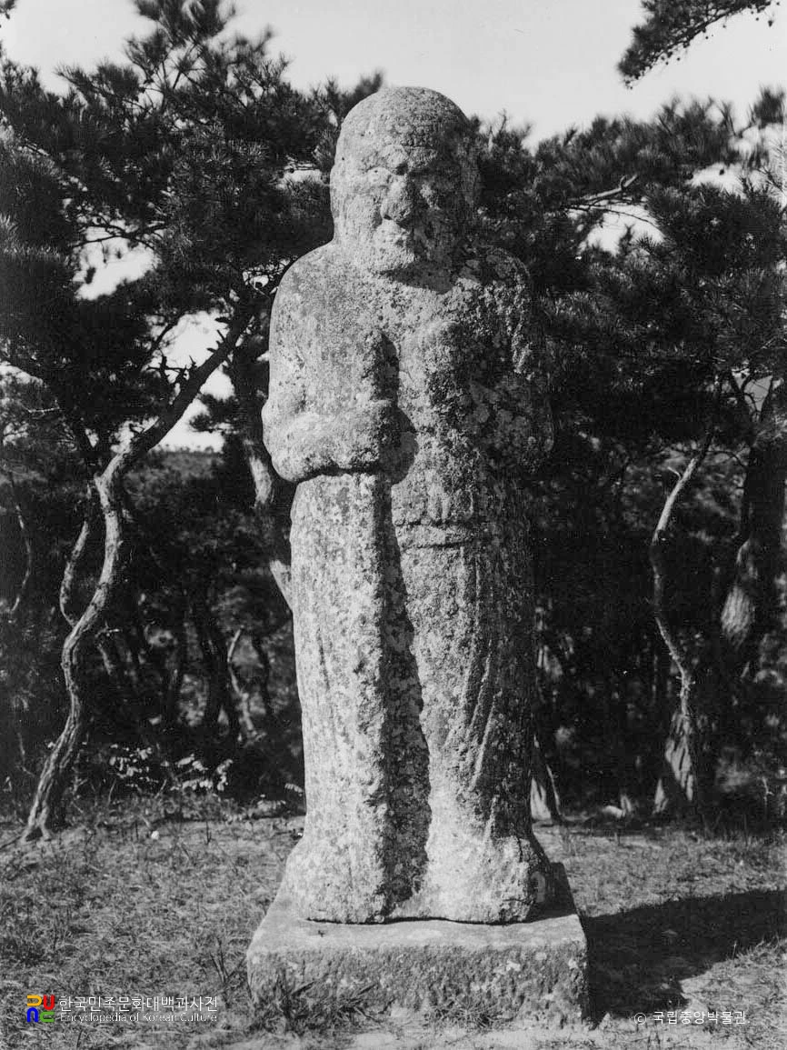 경주 신라 흥덕왕릉 앞 왼쪽 무인석