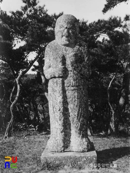 경주 신라 흥덕왕릉 앞 왼쪽 무인석