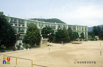 밀양국민학교