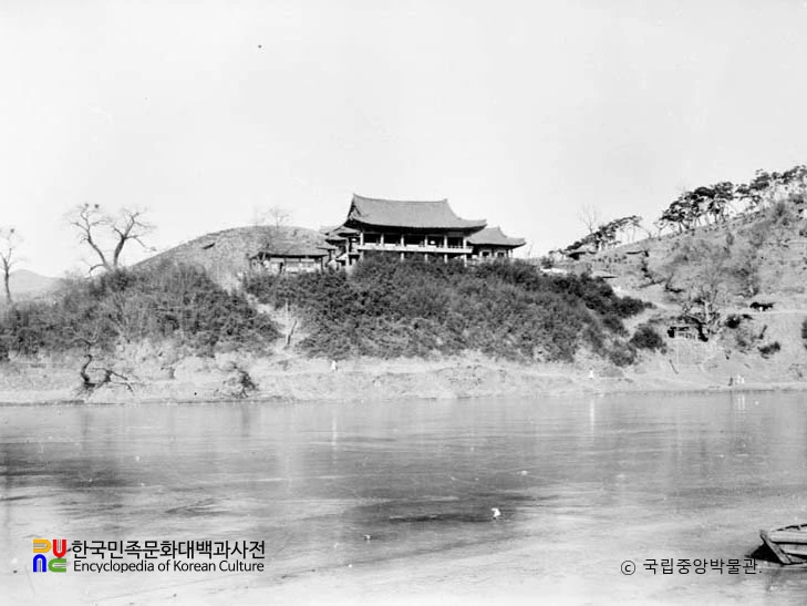 밀양 영남루 전경