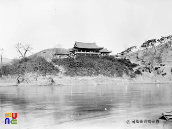 밀양 영남루 전경