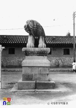 서울 경복궁 광화문 앞 해태 정면