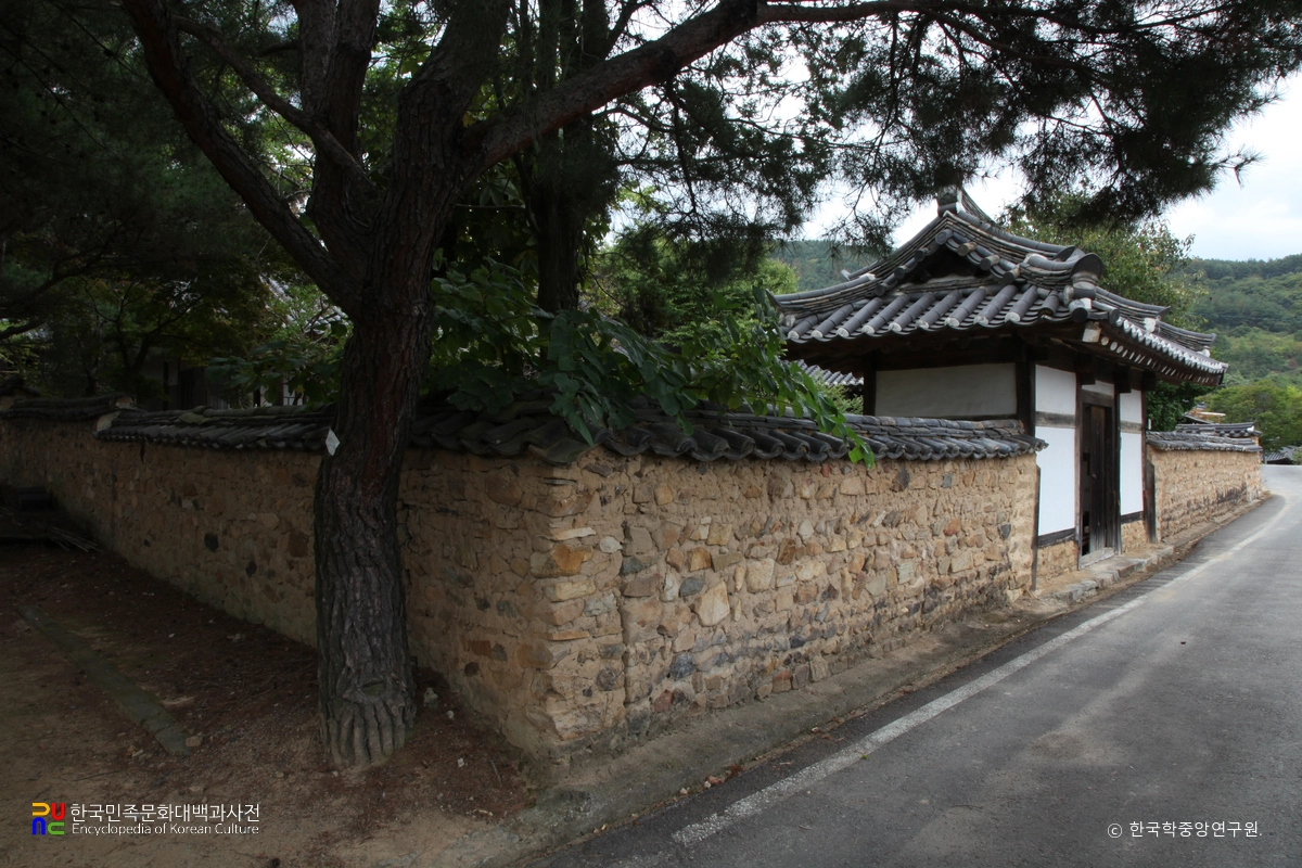 밀양 혜산서원 외삼문의 담장