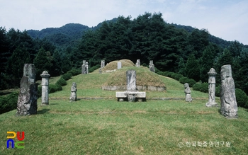 가평 이정구 선생 묘 및 삼세 신도비 중 이정구 선생 묘 정면