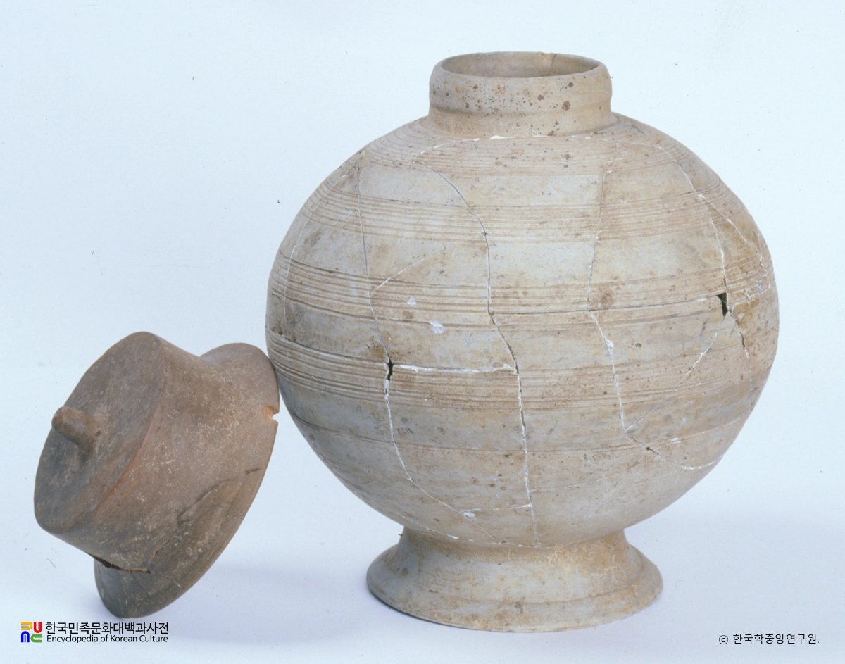 김해 예안리 고분군 유개대부호