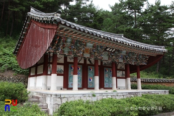 경남 고성 위계서원 중 숭덕사 우측면