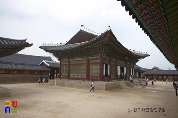 서울 경복궁 사정전 우측면