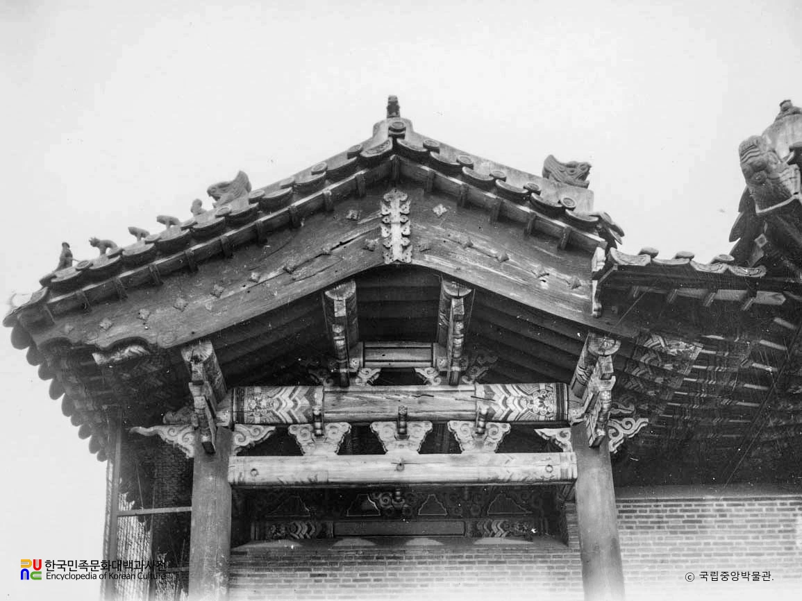 서울 동관왕묘 전방 좌측 합각