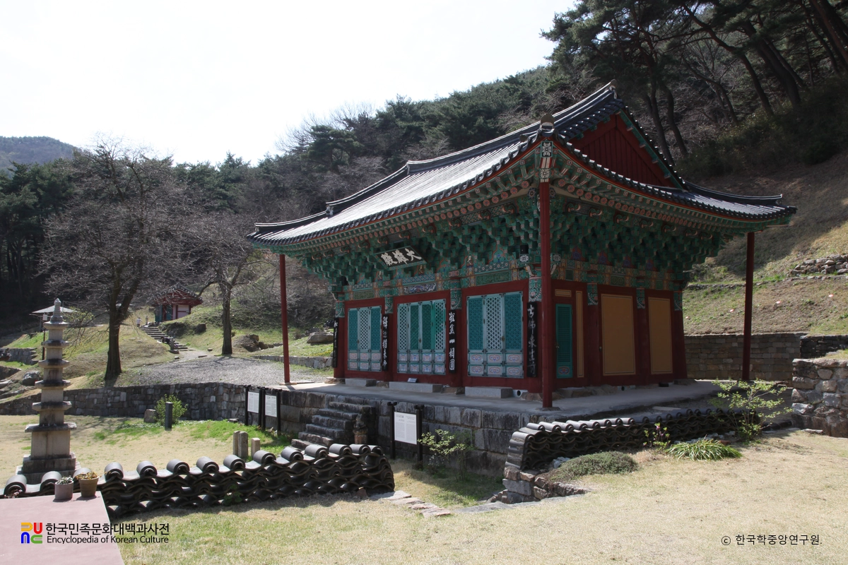 산청 율곡사 대웅전 정측면