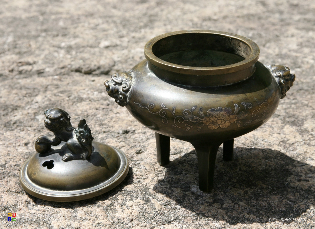 청동은입인동문 향로