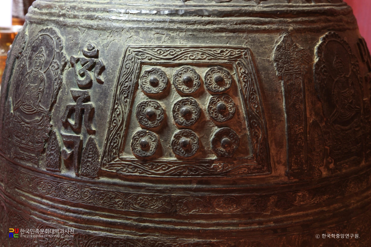 거창 고견사 동종의 유곽, 아미타여래좌상 / 항목 연결 불필요